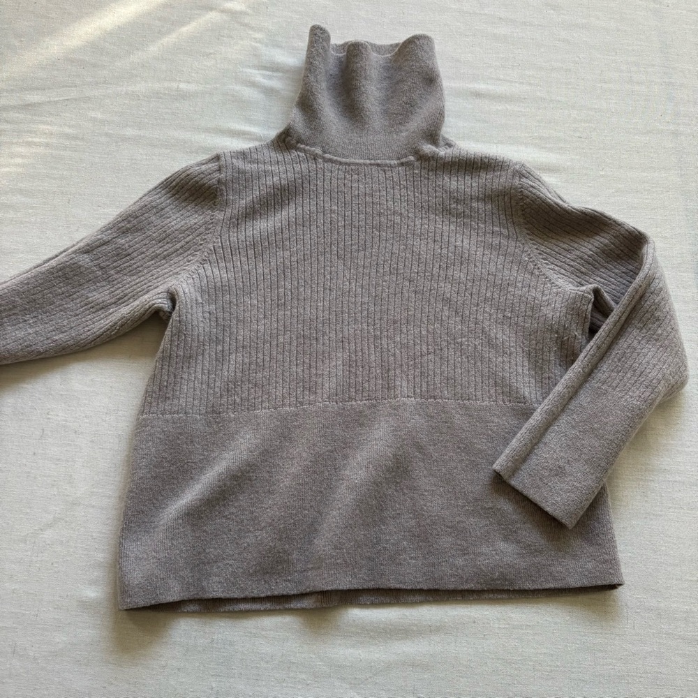 H by Halston Merino Wool Grey Turtleneck Sweater M | Cropped Cozy Knit